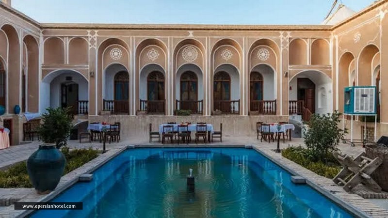 محوطه مرکزی یک بوتیک هتل در یزد